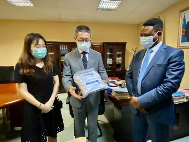 Après la désinfection du Palais de la Nation Covid-19 : HUAWEI RDC remet 12.000 masques de protection à la Présidence de la République