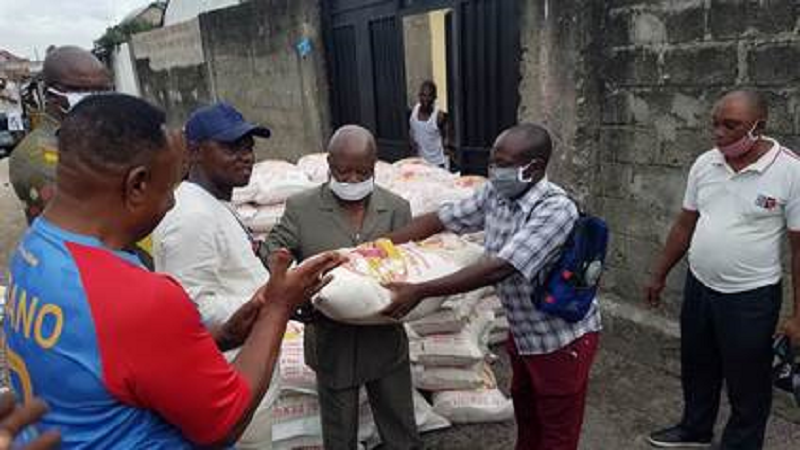 Don de sacs de riz à la presse  Kasonga Tshilunde encourage Alita Tshiamala pour sa générosité