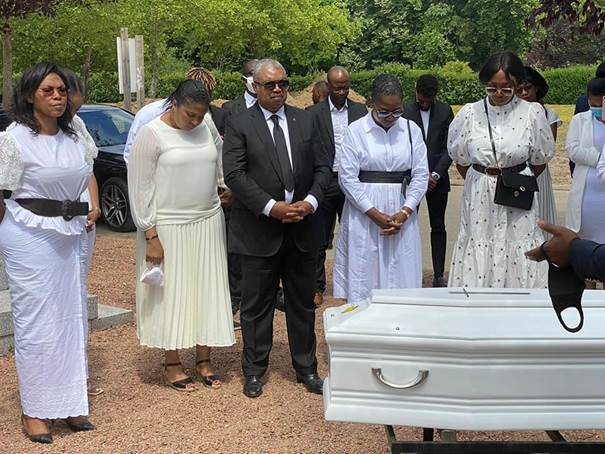  Hommages à Maman Marie Mbombo Badibanga   Voici les vifs remerciements de la Famille Samy  Badibanga !